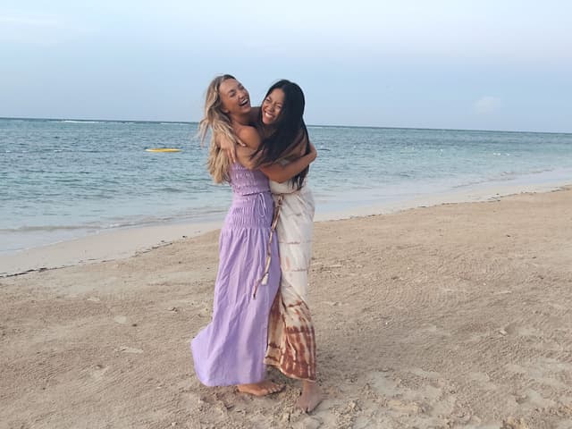 Chloe e sua amiga celebram 20 anos de amizade em viagem a Jamaica. Legenda da imagem. Reprodução: Chloe Caldwell