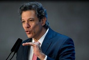 Guerra de Trump é grave, mas juros já poderiam ter caído mais, diz Haddad