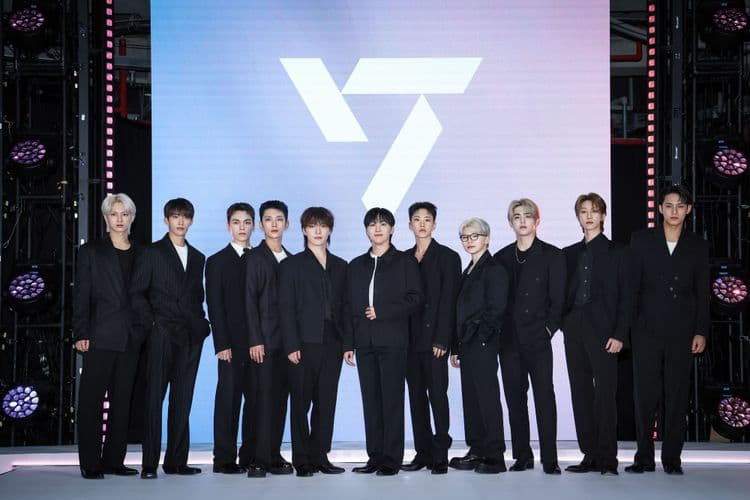 Membros do Seventeen celebram a popularidade dos bonecos Labubu em evento em Seul. Reprodução: Business Insider
