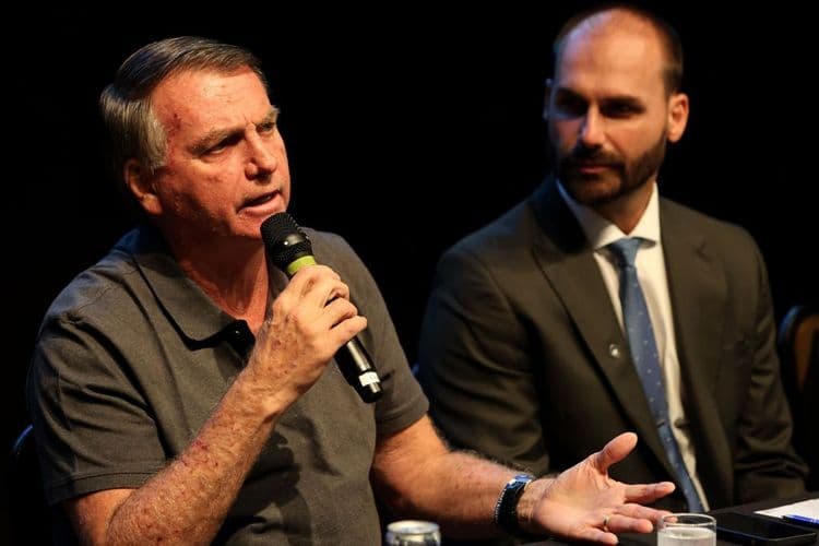 Eduardo Bolsonaro sugere saída do Brasil da OMS