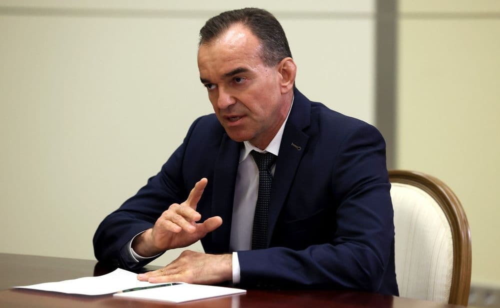 Governador de Krasnodar, Veniamin Kondratyev, informa sobre incêndio causado por ataque de drone em Sochi. Reprodução: Globo