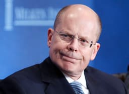 Stephen Hemsley retorna como CEO da UnitedHealth após saída de Andrew Witty. Reprodução: Business Insider