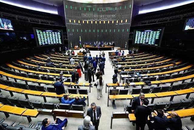 Votação do Orçamento é adiada para abril devido a viagem