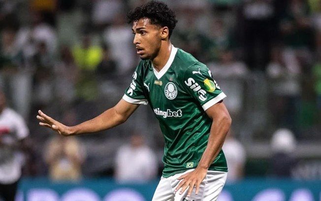 Jogador do Palmeiras é agredido por funcionário do Corinthians. Reprodução: Esporte