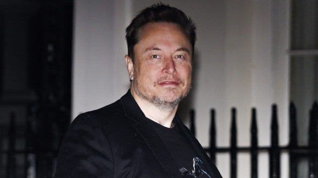 Elon Musk faz oferta de US$ 100 bilhões por OpenAI