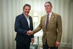 Conversa entre o ministro Fernando Haddad e o secretário Scott Bessent é vista como chance de aliviar tensões comerciais. Reprodução: Globo