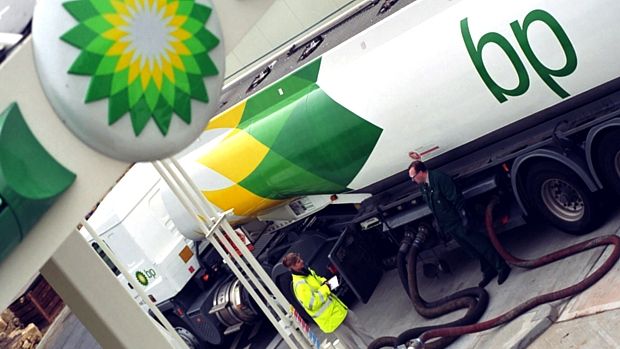Aumento dos lucros da BP gera pressão por taxação de ganhos extraordinários em meio à alta do petróleo.