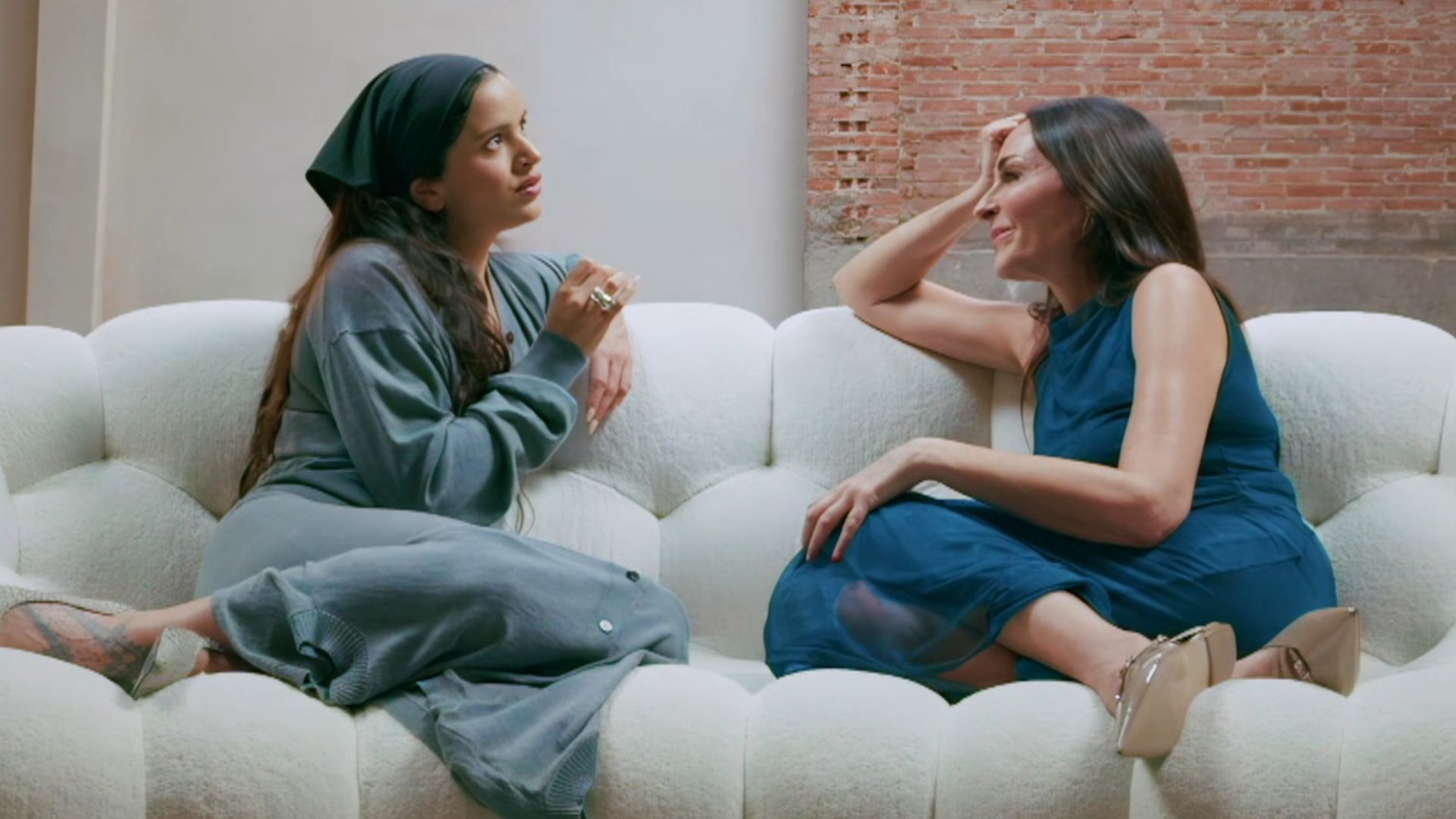 Rosalía e Ana Milán em EX La vida después, em sofás luxuosos. Reprodução: Elpais