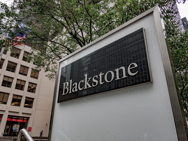 [Gráficos mostram grandes fundos de private equity liderando a captação, mesmo em desaceleração]. Reprodução: Businessinsider