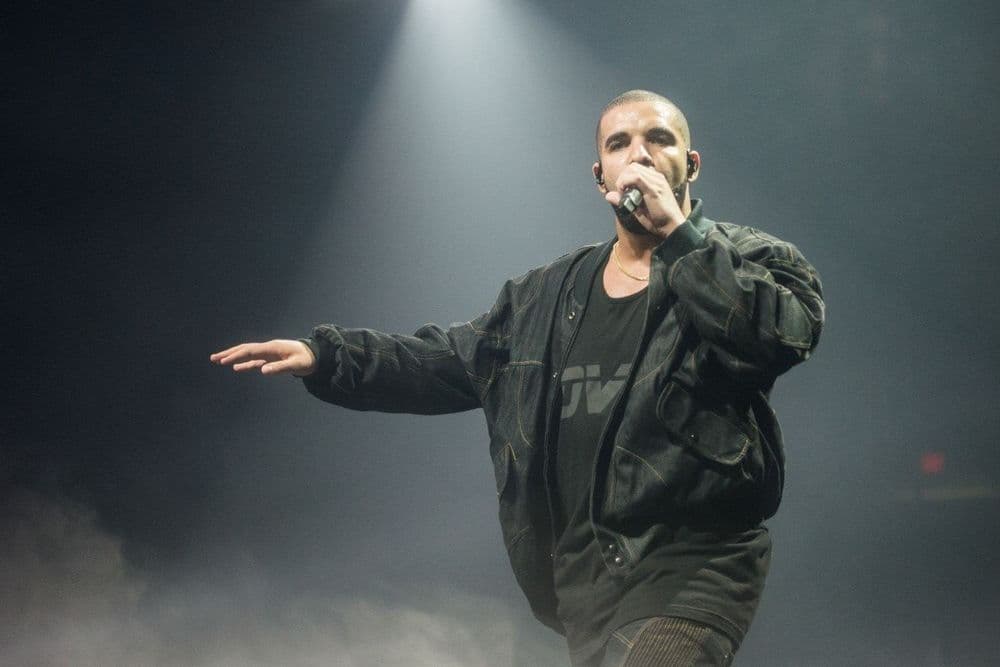 Drake associa traição às oscilações drásticas do Bitcoin durante performance ao vivo. Reprodução: Gizmodo