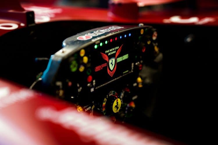 Hamilton inicia nova era na Ferrari com mensagem especial