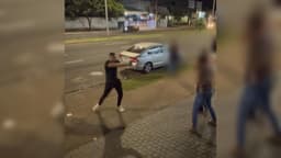 Policial militar aponta arma durante discussão em boate de Uberlândia, após agredir outra pessoa. Reprodução: g1