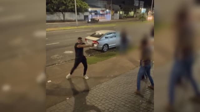 Policial militar aponta arma durante discussão em boate de Uberlândia, após agredir outra pessoa. Reprodução: g1