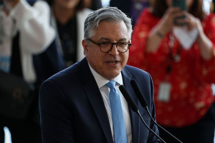 Mudanças estratégicas na liderança do Ministério da Saúde
