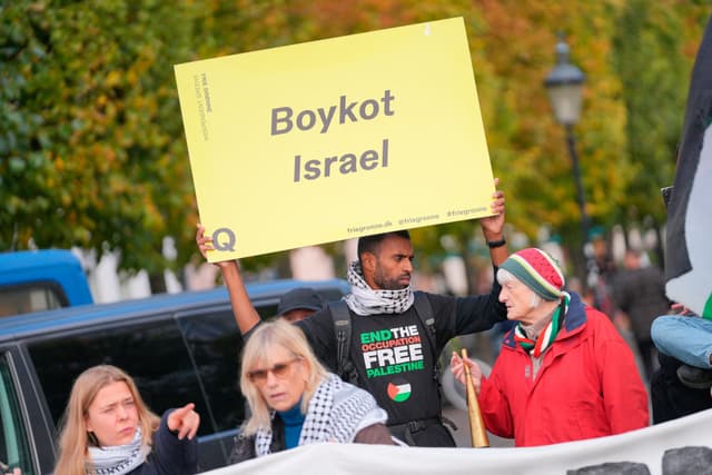 Manifestante usa camiseta com a mensagem 'End the occupation' durante protesto em Gaza. Legenda da imagem. Reprodução: Retorno do item 11