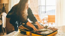 O organizador de maletas promete otimizar o espaço e facilitar as viagens neste verão.; Reprodução: El País.