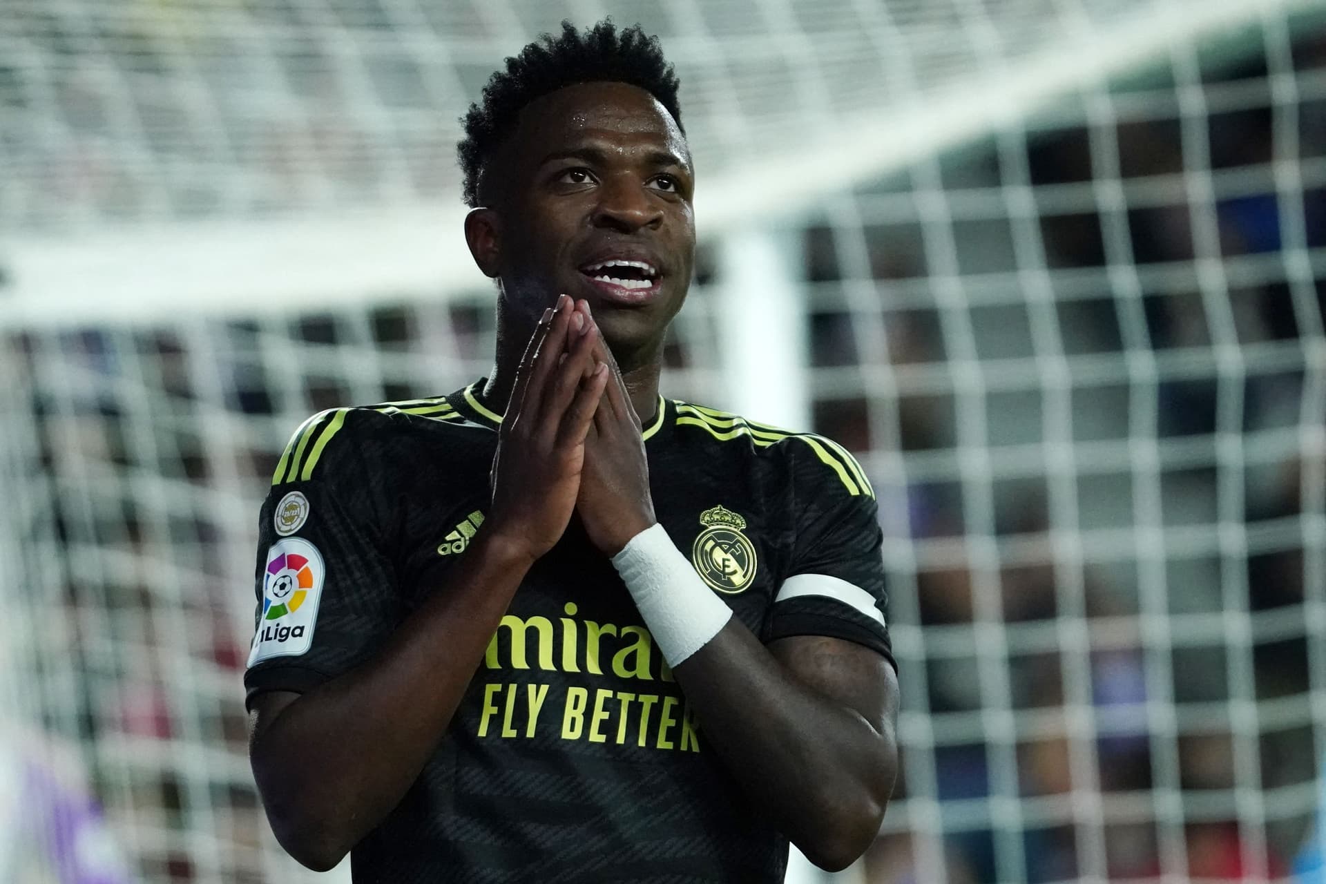 Torcedores do Real Valladolid são condenados por racismo contra Vinicius Júnior durante partida. Reprodução: Globo