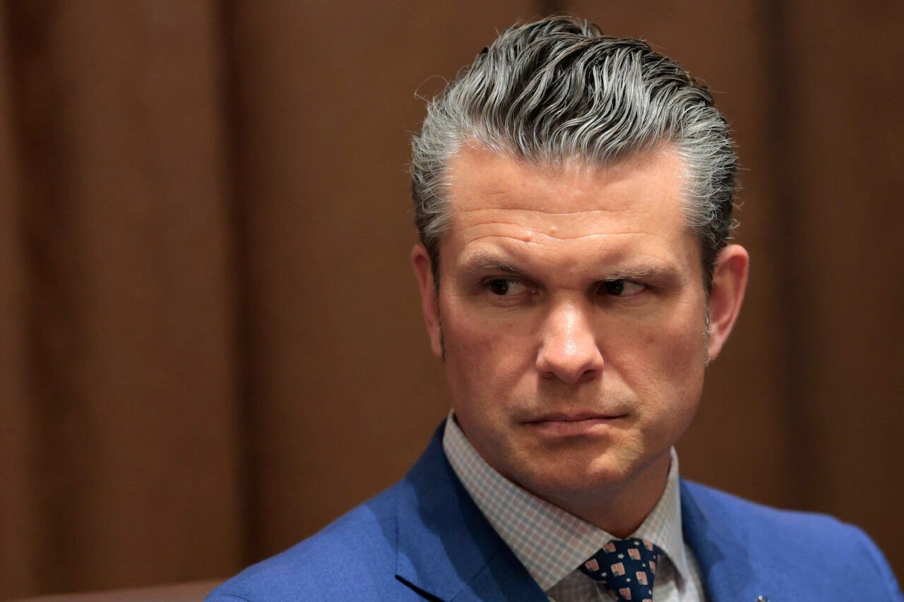 Pete Hegseth em foto ligada à notícia de Anthropic pedindo que ele saísse.. Reprodução: Gizmodo