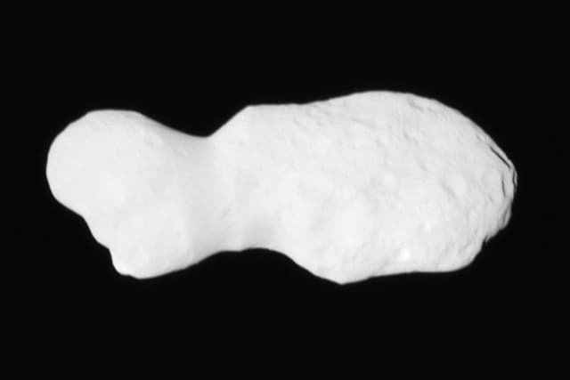 NASA captura imagem de alta resolução do asteroide de formato único na missão Lucy. Reprodução: Gizmodo