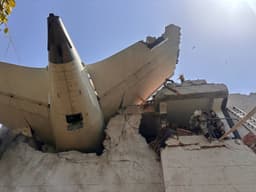 Bombeiros e equipes de resgate trabalham nos destroços do Boeing 787 da Air India que caiu em Ahmedabad. Reprodução: Globo