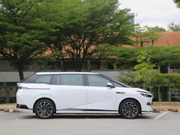 O XPeng X9, uma minivan elétrica de luxo, oferece conforto e tecnologia em sua experiência de condução. Reprodução: Azfar Hashim