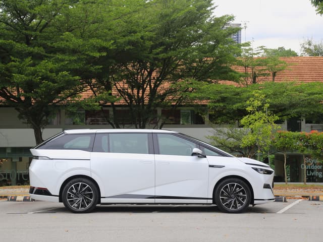 O XPeng X9, uma minivan elétrica de luxo, oferece conforto e tecnologia em sua experiência de condução. Reprodução: Azfar Hashim