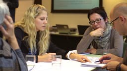 A interação entre diferentes gerações no ambiente de trabalho melhora a produtividade e reduz o etarismo. Reprodução: Globo