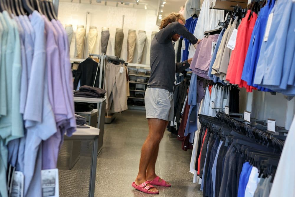 Cliente realiza compras na Lululemon em Miami Beach, enquanto a marca processa a Costco por plágio. Legenda da imagem. Reprodução: Joe Raedle/Getty Images