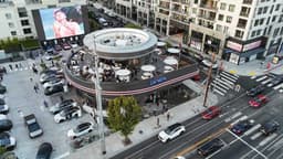 O novo Tesla Diner em Hollywood atraiu multidões durante sua abertura, com veículos elétricos e comida temática. Legenda da imagem. Reprodução: Business Insider
