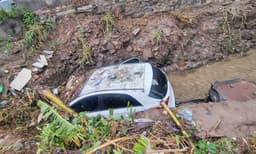 Carro é arrastado pela enxurrada e cai em córrego em Feira de Santana. Reprodução: Globo