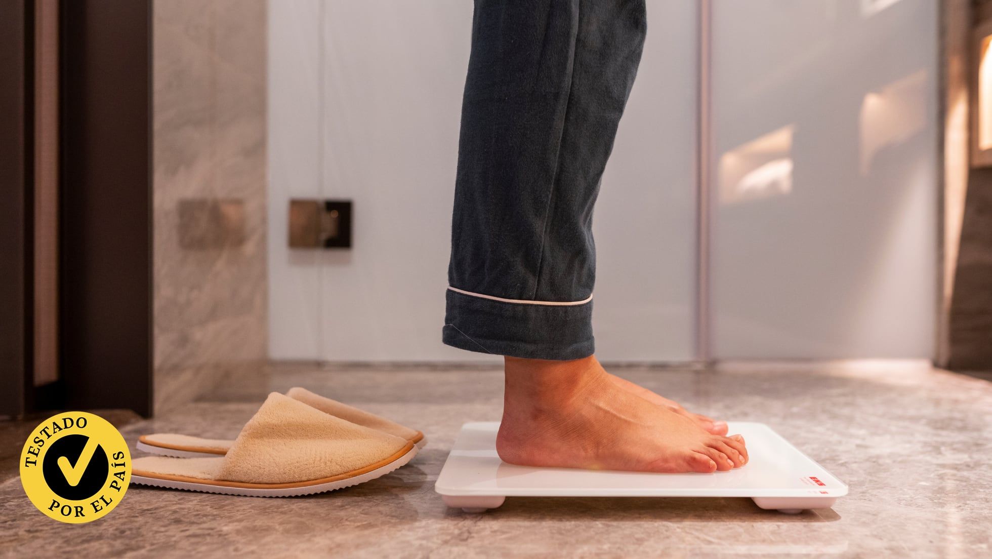 Pessoa testa balança inteligente para monitorar peso e saúde. Reprodução: Elpais