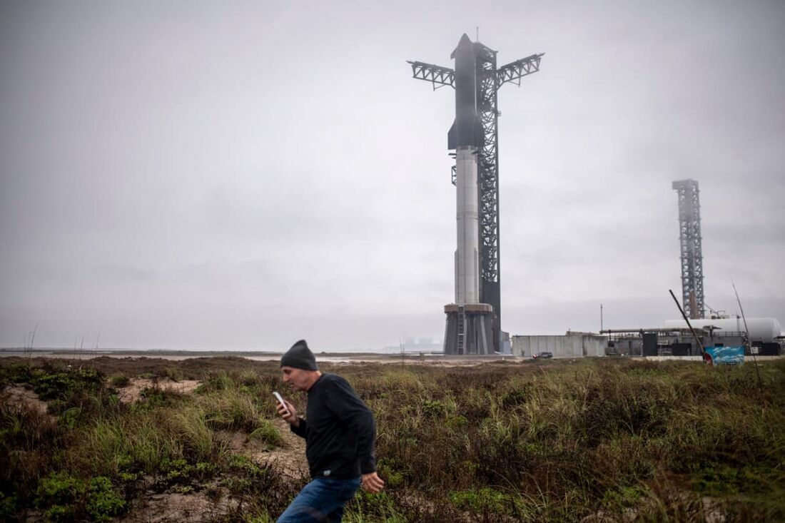 O foguete Starship da SpaceX se prepara para lançamento em Starbase, Texas, nesta terça-feira.