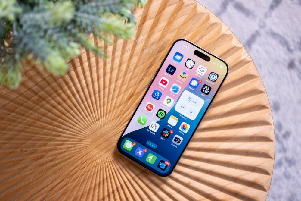 Novo iPhone 16 Pro apresenta cores vibrantes no lançamento do iOS 18. Reprodução: Gizmodo