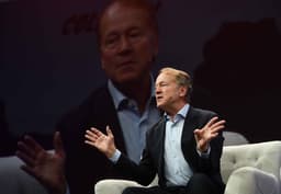 John Chambers alerta: líderes devem se reinventar anualmente na era da IA. Reprodução: Business Insider