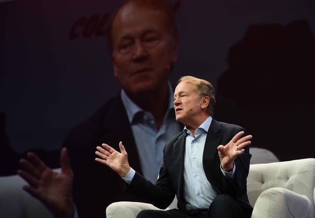 John Chambers alerta: líderes devem se reinventar anualmente na era da IA. Reprodução: Business Insider