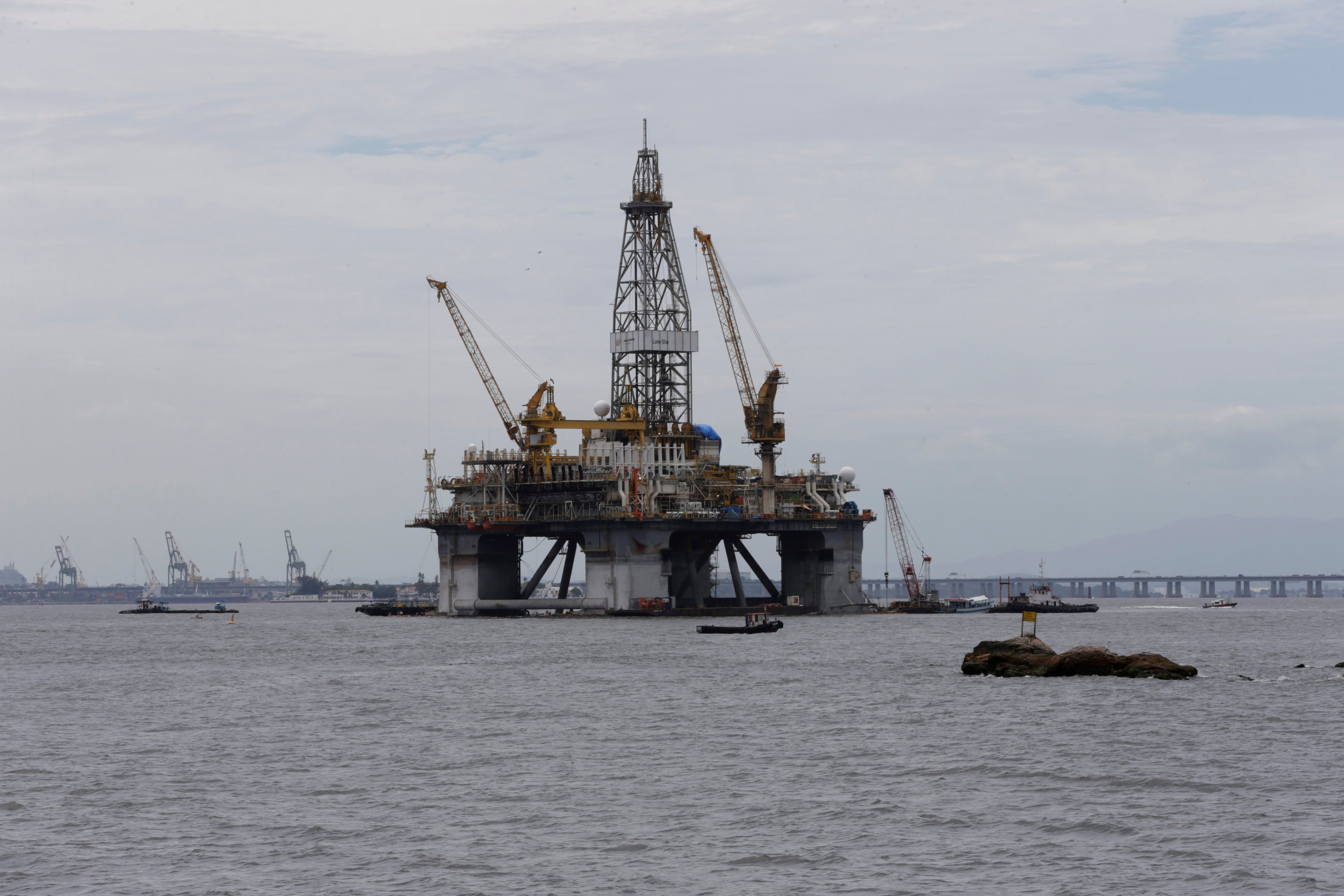 Petróleo supera US$ 110 e tensão no Oriente Médio derruba bolsas globais