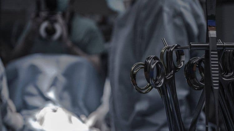 Cirurgião revela imagem de órgão genital com tatuagem de suástica em polêmica nas redes sociais. Reprodução: Portal IG