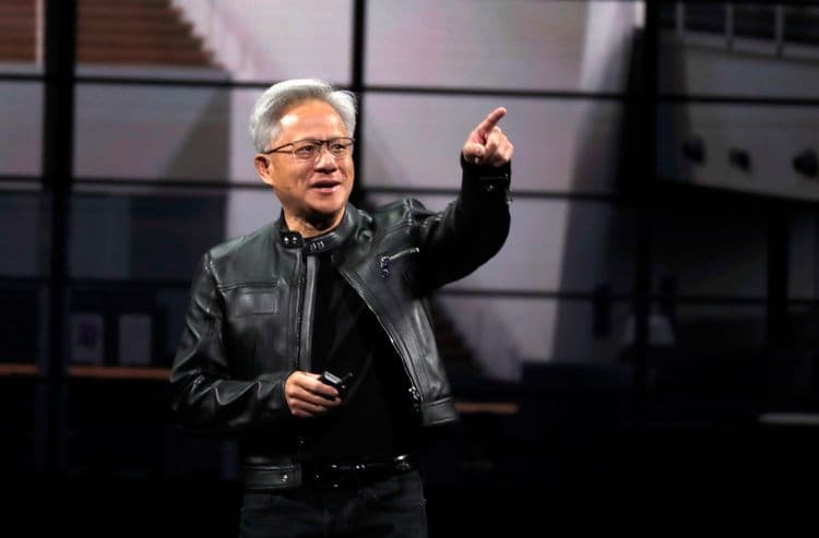 Jensen Huang critica controle de exportação de chips dos EUA durante palestra em Taipei. Reprodução: AP Photo/Chiang Ying-ying