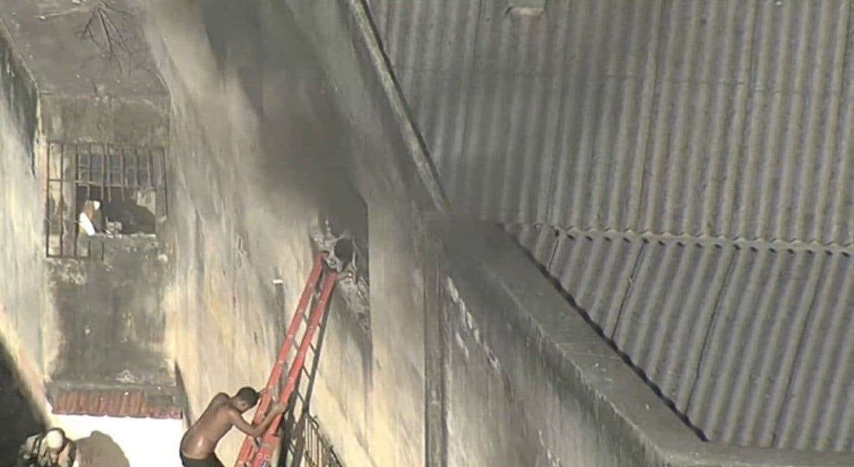 Incêndio em fábrica de fantasias em Ramos deixa feridos