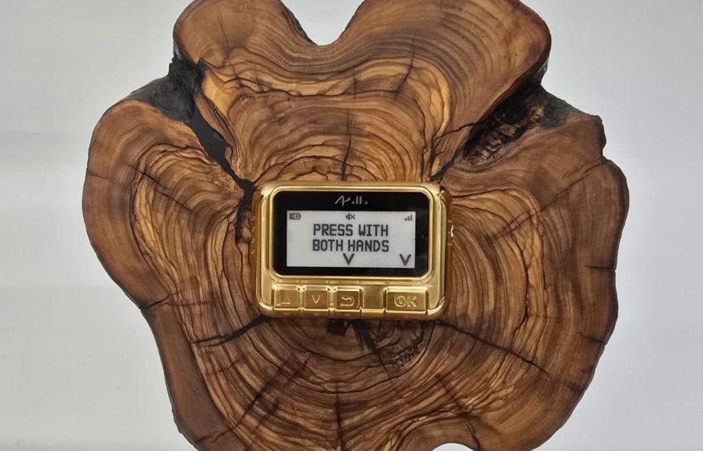 Netanyahu presenteia Trump com pager em visita