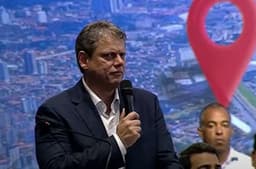 Tarcísio de Freitas ensaia discurso presidencial