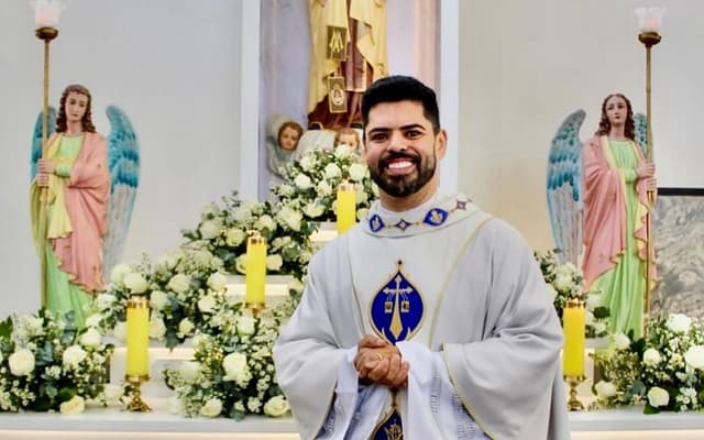 Padre de 38 anos, dedicado à comunidade, foi encontrado morto em MG após não comparecer à missa.. Reprodução: G1