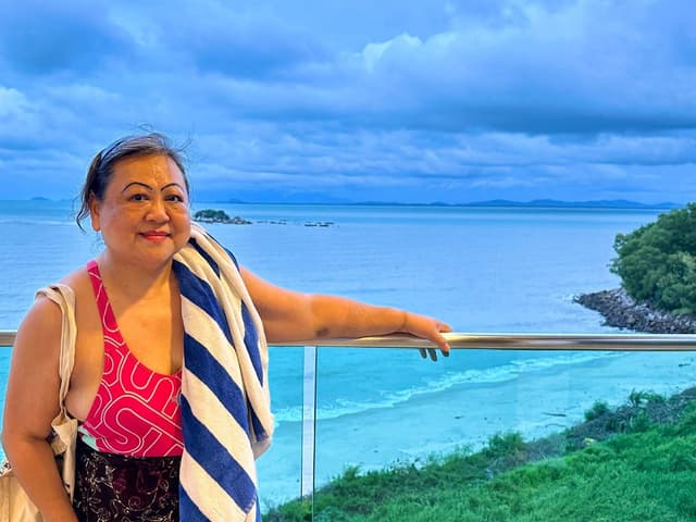 Mulher posando com vista para o oceano em Penang. Reprodução: Retorno do item 11