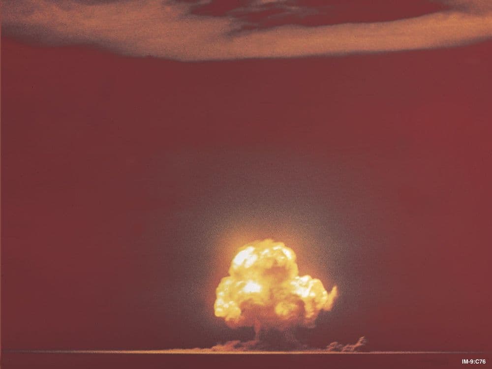 A nuvem de cogumelo do teste nuclear Trinity se eleva sobre o deserto do Novo México. Reprodução: National Security Research Center