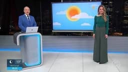 Nevoeiro cobre a cidade de São Paulo, reduzindo a visibilidade na tarde desta segunda-feira. Reprodução: Globo