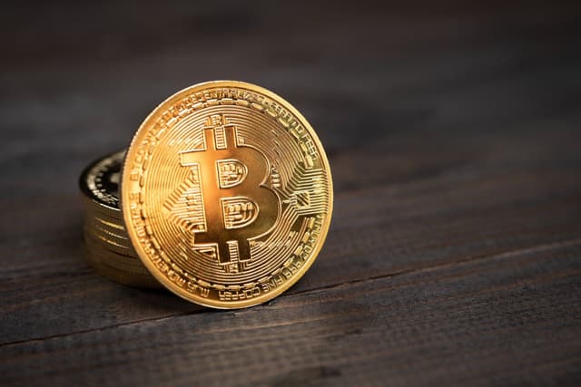Bitcoin brilha como símbolo do crescimento econômico impulsionado pela nova postura do presidente em relação às criptomoedas. Reprodução: Gizmodo