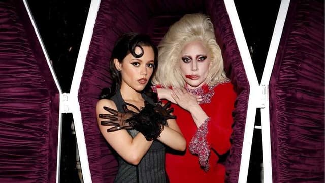 Lady Gaga e Jenna Ortega se apresentam no Tudum, revelando detalhes da nova temporada de Wandinha. Reprodução: Rolling Stone Brasil