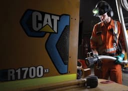 Miner conecta carregador elétrico R1700 XE da Caterpillar, promovendo a sustentabilidade na mineração. Reprodução: Business Insider