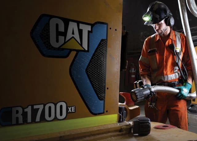 Miner conecta carregador elétrico R1700 XE da Caterpillar, promovendo a sustentabilidade na mineração. Reprodução: Business Insider