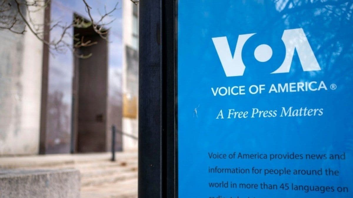 Juiz ordena restauração do financiamento da Voice of America e outros veículos de comunicação. Reprodução: AFP